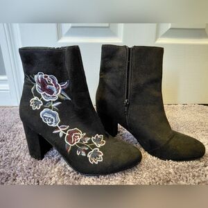 Hippie Laundry Black Faux Embroidered Floral Ankle Boots Sz.7.5 Block Heel